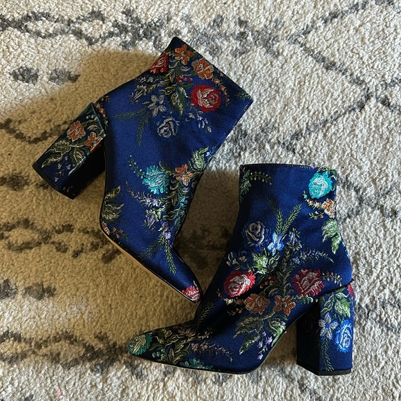 Zara Shoes - NWOT Zara silk jacquard/brocade 3.5” block heel booties.